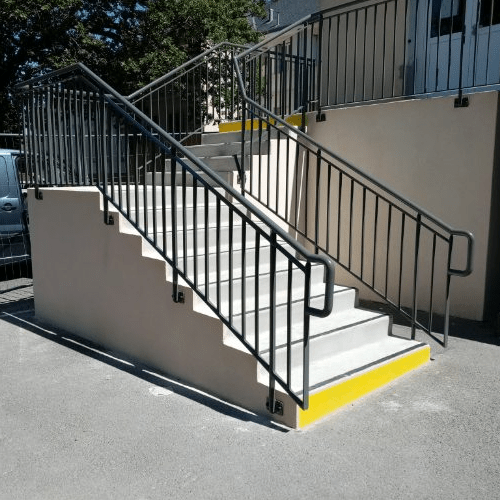 Escalier avec garde-corps métallique